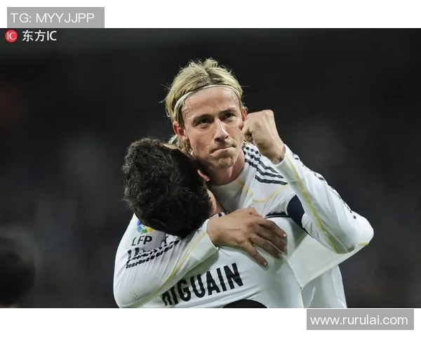 足球明星运动发带的时尚潮流与功能性分析